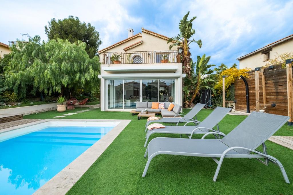 Villa Nelys à Cagnes-sur-Mer : piscine privée, terrasse et jardin méditerranéen au coucher du soleil